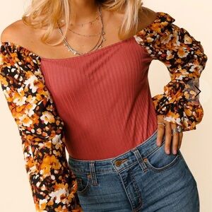 NWOT Marsala Rib Floral Bubble Sleeve Slim Fit Knit Top. Size Small.